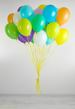 gri arka plan üzerinde renkli balonlar