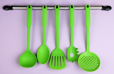 Plastik mutfak eşyaları Lila zemin üzerine gümüş kanca üzerinde