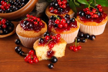 ahşap masa üzerinde meyveleri ile lezzetli muffins
