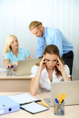 ofis çalışanları iş sırasında