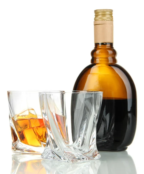 Vasos de whisky con botella, aislados en blanco — Foto de Stock