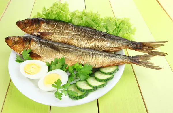 Pescado ahumado en plato de cerca —  Fotos de Stock