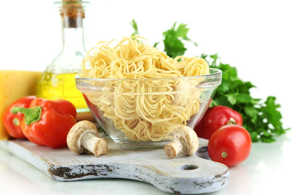 Pasta con aceite, queso y verduras aisladas sobre blanco —  Fotos de Stock