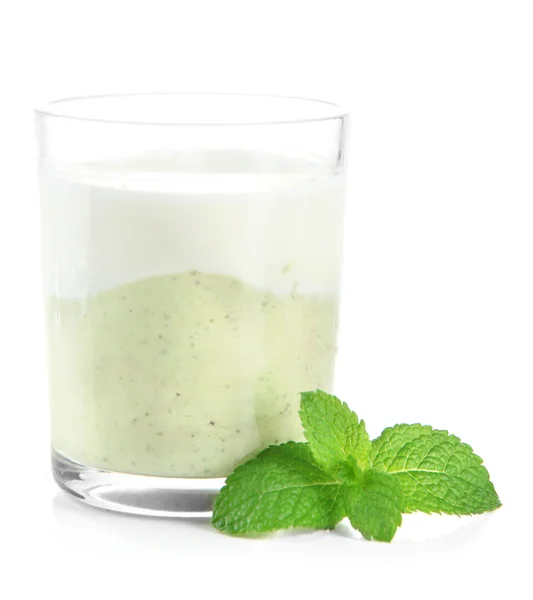 Färsk avokado smoothie isolerad på vit — Stockfoto