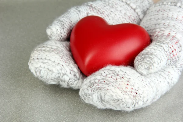 Ręce kobiet w rękawiczkach z sercem, zbliżenie — Zdjęcie stockowe