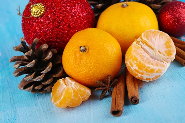 Composição de Natal com tangerinas na mesa de madeira no fundo azul — Fotografia de Stock