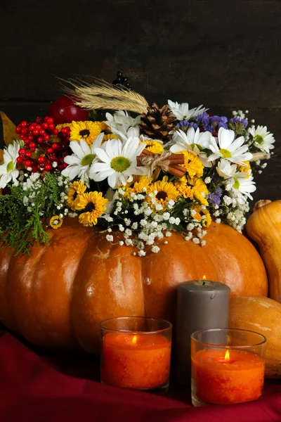 Bella composizione autunnale in zucca con candele sul tavolo su sfondo di legno — Foto Stock