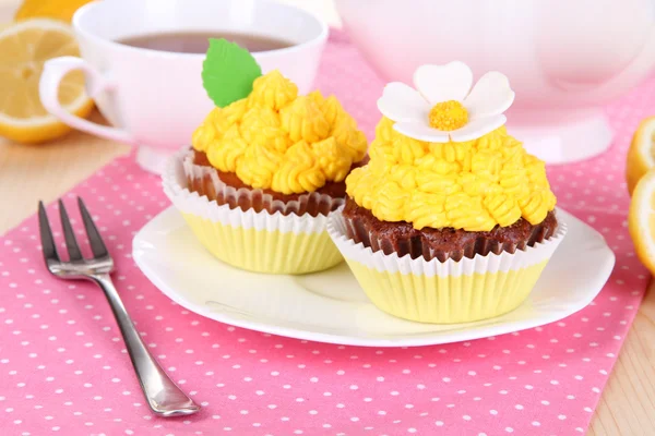 ダイニング テーブルはクローズ アップの美しいレモンのカップケーキ — ストック写真