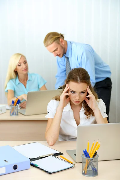 Büroangestellte ist während der Arbeit — Stockfoto