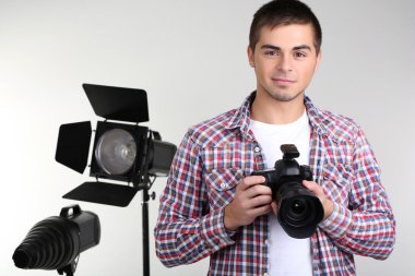 kamerada fotoğraf stüdyosu geçmiş ile yakışıklı fotoğrafçı
