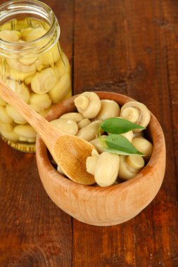 ahşap zemin üzerinde kase mantar