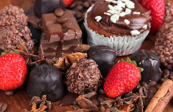 Bolo saboroso com doces diferentes de perto — Fotografia de Stock