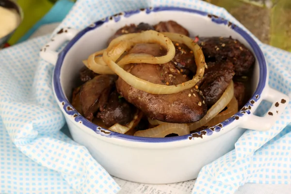 Fried chicken livers in pan on wooden table close-up — Stock Photo, Image