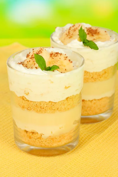 Leckeres Dessert mit Banane und Karamell auf Tisch auf hellem Hintergrund — Stockfoto