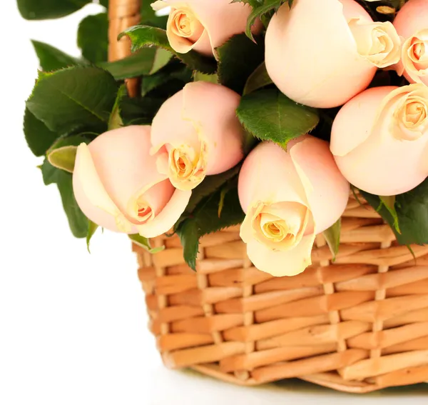 Όμορφη ανθοδέσμη με τριαντάφυλλα στο καλάθι, που απομονώνονται σε λευκό — Φωτογραφία Αρχείου
