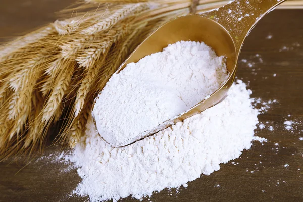 The wholemeal flour in scoop on wooden table — Stock Photo, Image