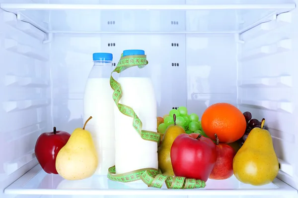 Foto concettuale di dieta: cibo sano in frigorifero — Foto Stock