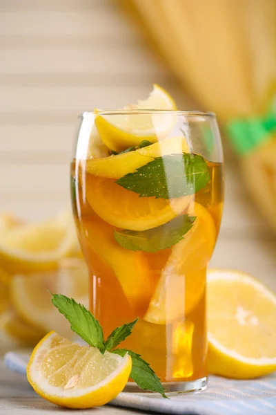 Té helado con limón y menta sobre mesa de madera —  Fotos de Stock