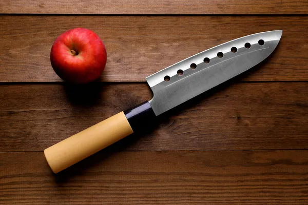 Cuchillo de cocina y manzana, sobre fondo de madera — Foto de Stock