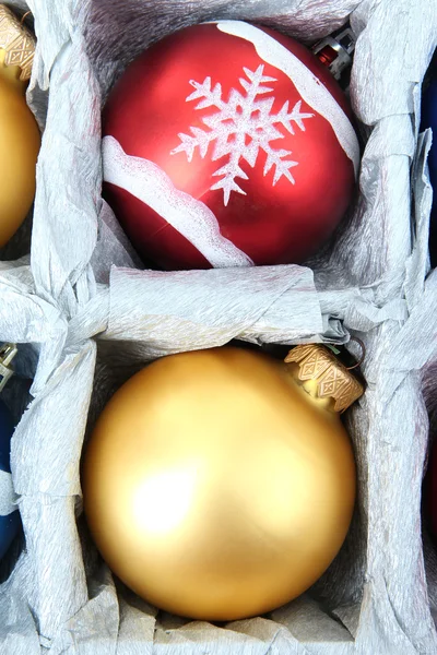 Krásné zabalený vánoční koule, zblízka — Stock fotografie