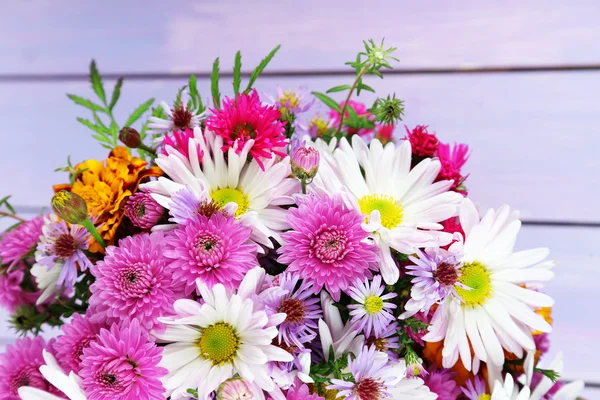 Fleurs sauvages sur table en bois — Photo