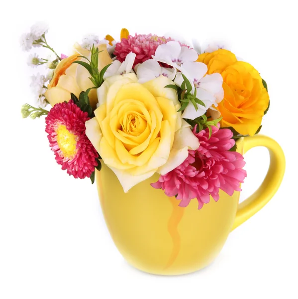 Hermoso ramo de flores brillantes en taza de color, aislado en blanco — Foto de Stock