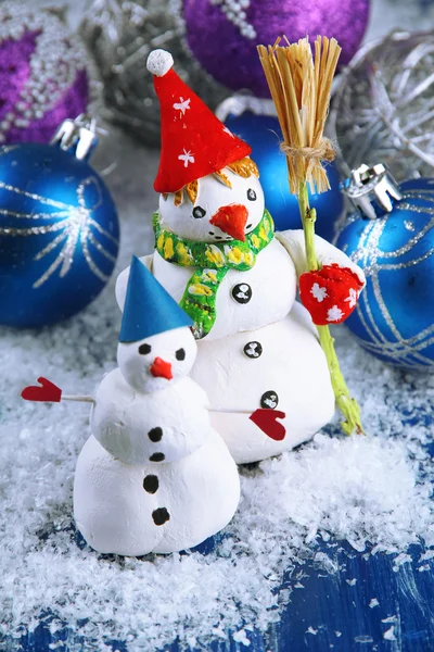 Beautiful snowmen and Christmas decor, on bright background — Stock Photo, Image