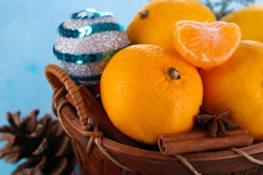 Yılbaşı sepeti mavi zemin üzerine mandalina