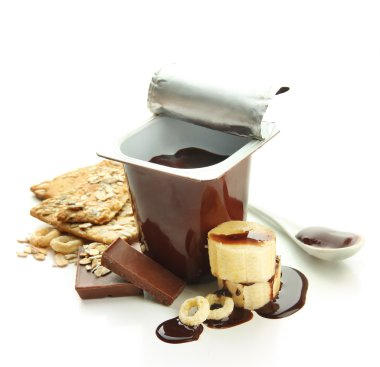 Açık plastik kap üzerinde beyaz izole krem çikolata