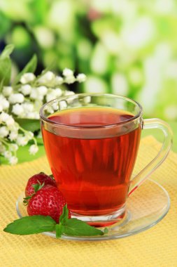 Tablo parlak zemin üzerine lezzetli çilek çayı