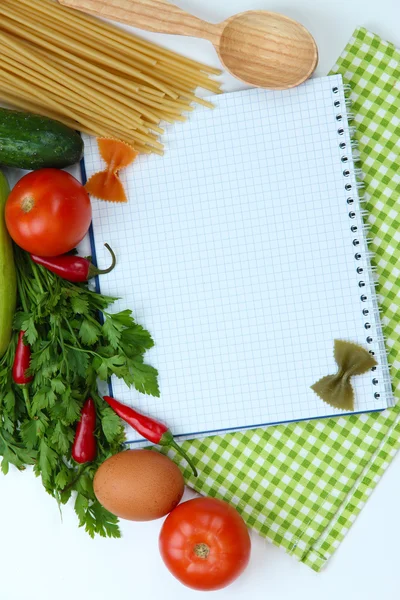 Matlagning koncept. livsmedel med tomma kokbok på nära håll — Stockfoto