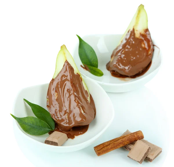 Gruszka w czekoladzie w miski na białym tle — Zdjęcie stockowe