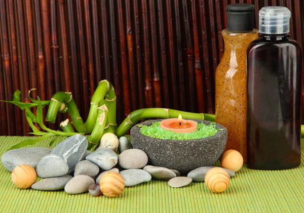 Zátiší s zelený bambus rostlin a kamenů, na bambusové rohoži na barvu pozadí — Stock fotografie