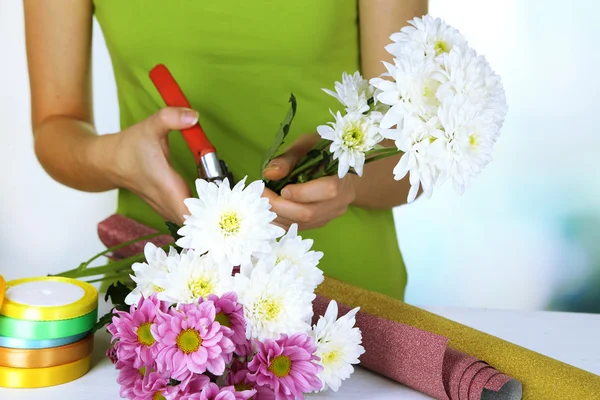 Florist shears cuts flowers — Stock Photo, Image