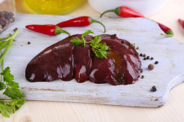 baharat ve soslar ahşap masa yakın çekim üzerinde ahşap tahta üzerinde çiğ karaciğer