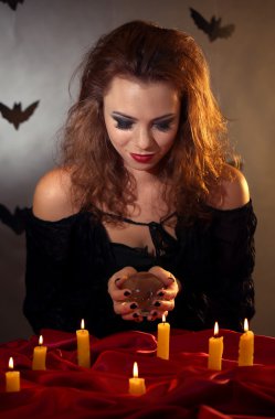 koyu arka plan üzerinde Halloween cadı