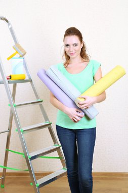 genç kadın yeni evde tadilat işi