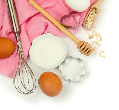 pişirme bir kavram. temel pişirme malzemeleri ve mutfak araçları üzerinde beyaz izole