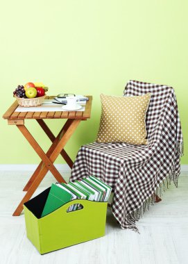 dergi ve klasörleri odasındaki masada yeşil kutunun içinde