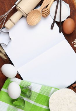 pişirme bir kavram. temel pişirme malzemeleri ve mutfak araçları kapat