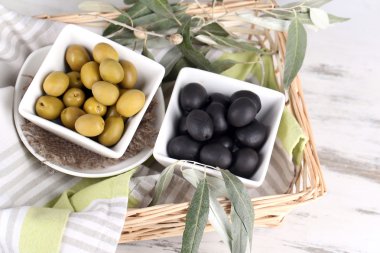 kase üzerinde peçete sepeti ahşap masa üzerinde şubesi ile zeytin