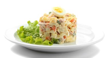 Geleneksel Rus salatası Olivier, beyaz üzerine izole edilmiş.