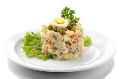 Geleneksel Rus salatası Olivier, beyaz üzerine izole edilmiş.