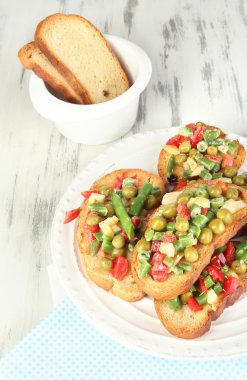 sandviç sebze ve plaka üzerinde ahşap masa yakın çekim yeşil