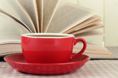 fincan kahve ve masa örtüsü ahşap zemin üzerinde kitap