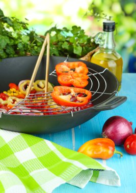 doğal zemin üzerine ahşap masa üzerinde wok sebze