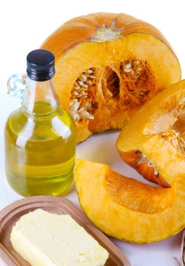 Kabak malzemelerle ahşap masa yakın çekim yemek pişirmek için kesmek