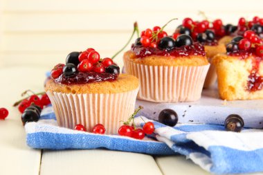 Beyaz ahşap masa üzerinde meyveleri ile lezzetli muffins