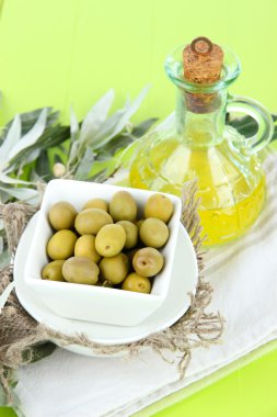 zeytin ahşap tahta masa üstünde çul dalda kase