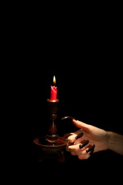 mum, siyah üzerine izole el